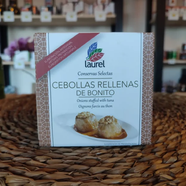 Cebollas rellenas de bonito, Laurel